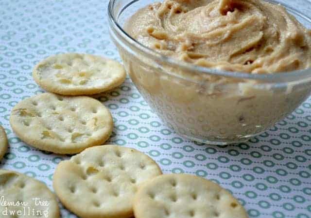 These Dad's Peanut Butter Frosting Crackers will be your new favorite treat! A delicious peanut butter frosting sandwiched between two buttery crackers. 