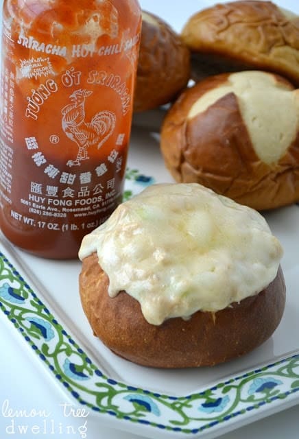 These Sriracha Tuna Pretzel Bowls will be your quickest lunchtime meal ever! This 5 ingredient hot pocket meal also doubles as a quick snack or game day appetizer. Perfect for those on the run meals with a kick of heat!