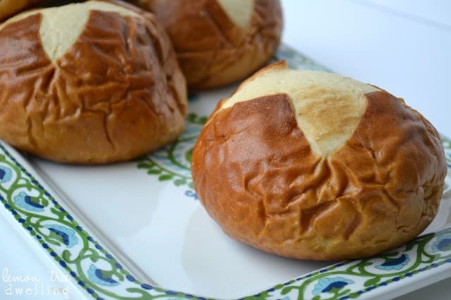 These Sriracha Tuna Pretzel Bowls will be your quickest lunchtime meal ever! This 5 ingredient hot pocket meal also doubles as a quick snack or game day appetizer. Perfect for those on the run meals with a kick of heat!