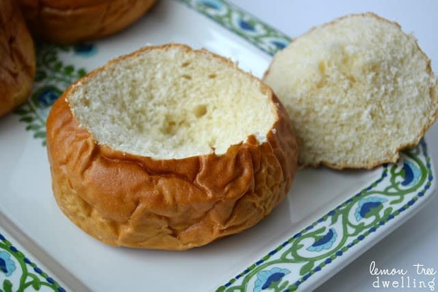 These Sriracha Tuna Pretzel Bowls will be your quickest lunchtime meal ever! This 5 ingredient hot pocket meal also doubles as a quick snack or game day appetizer. Perfect for those on the run meals with a kick of heat!