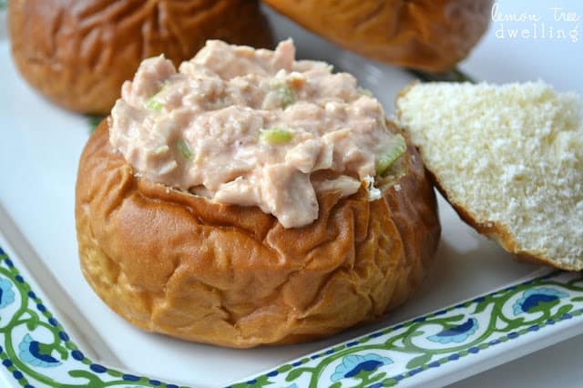 These Sriracha Tuna Pretzel Bowls will be your quickest lunchtime meal ever! This 5 ingredient hot pocket meal also doubles as a quick snack or game day appetizer. Perfect for those on the run meals with a kick of heat!