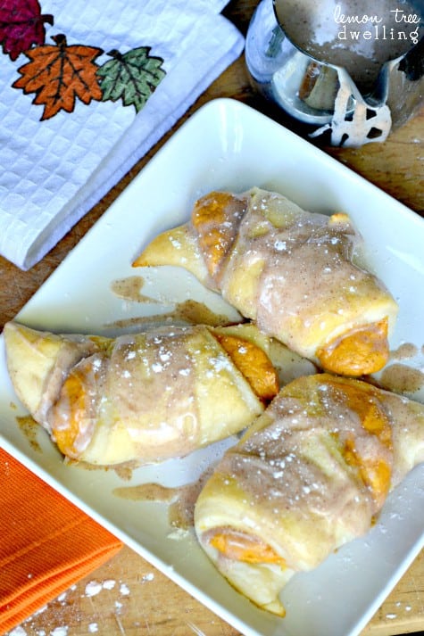 Pumpkin Cheesecake Crescent Rolls, see more at http://homemaderecipes.com/course/pastas-bread/16-crescent-roll-recipes/ 