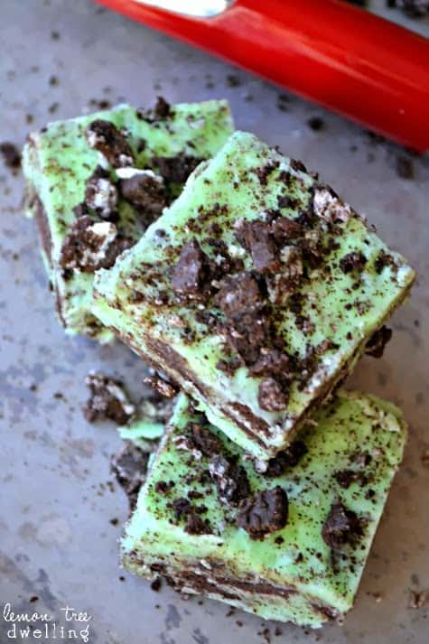 No-Bake Mint Oreo Fudge is a quick and easy dessert ready to share with others. This 5 minute treat is a rich and creamy peppermint fudge filled and sprinkled with chocolatey Oreo cookies. 