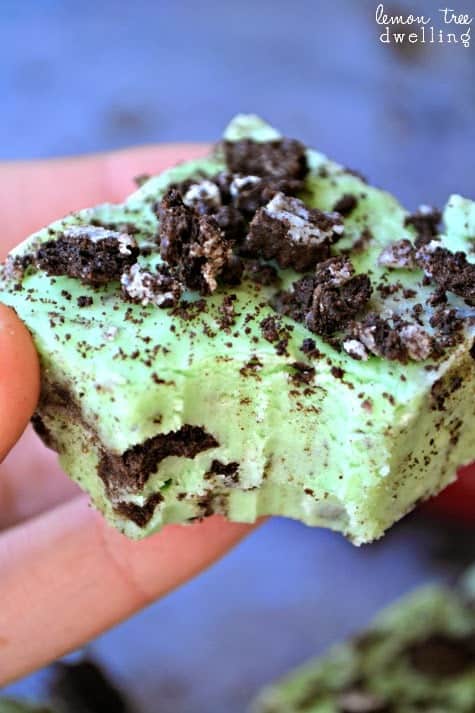 No-Bake Mint Oreo Fudge is a quick and easy dessert ready to share with others. This 5 minute treat is a rich and creamy peppermint fudge filled and sprinkled with chocolatey Oreo cookies. 