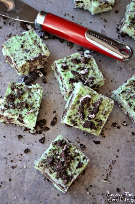No-Bake Mint Oreo Fudge is a quick and easy dessert ready to share with others. This 5 minute treat is a rich and creamy peppermint fudge filled and sprinkled with chocolatey Oreo cookies. 