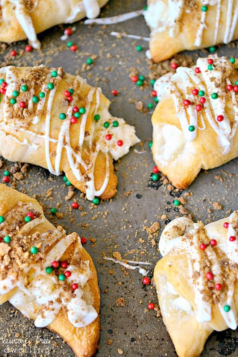 White Chocolate Gingerbread Crescent Rolls are a 5-minute decadent breakfast roll. Chocolate, cream cheese, gingersnap. A perfect holiday breakfast treat!