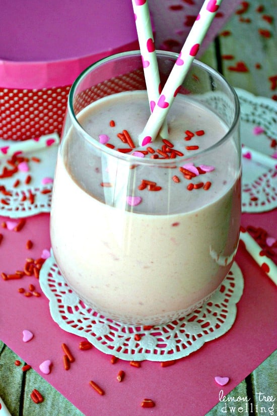 Raspberry Cheesecake Smoothies are an easy breakfast smoothie with only 5 ingredients. 