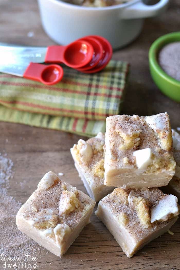 Snickerdoodle Fudge that tastes just like REAL snickerdoodle cookies! So rich and full of cinnamon, this quick and easy fudge recipe is a delicious treat!