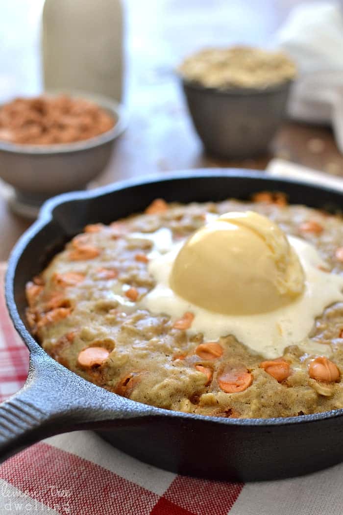 Deep Dish Oatmeal Scotchie Pizookie. This is SO delicious served warm with a scoop of vanilla ice cream! @truvia #truvia #sweetwarmup