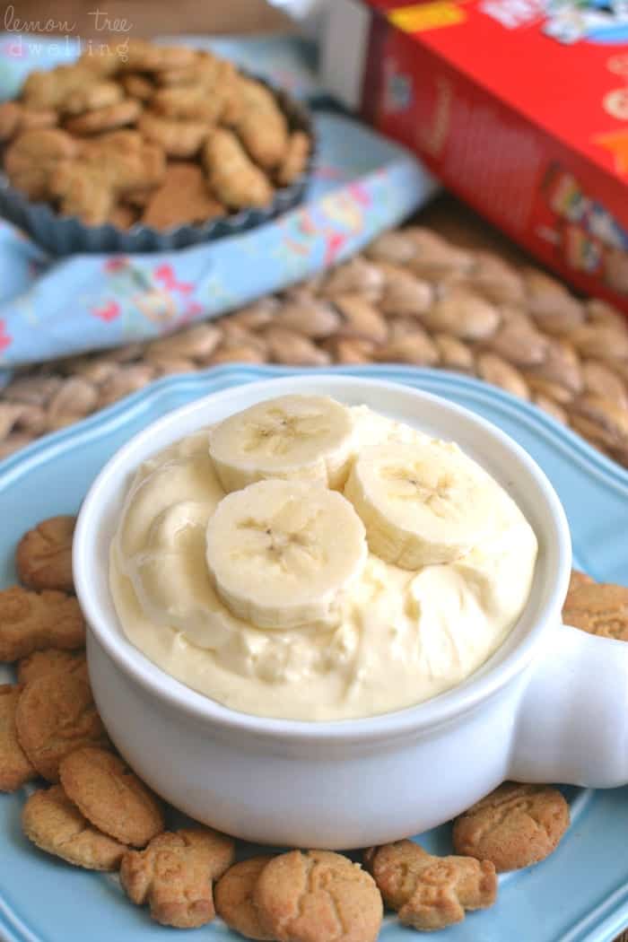 Banana Cream Pie Dip - just 4 ingredients and perfect for kids! I served it with Horizon Honey Graham Snack Crackers and they LOVED it! #HorizonSnacks #ad @Horizon_Organic