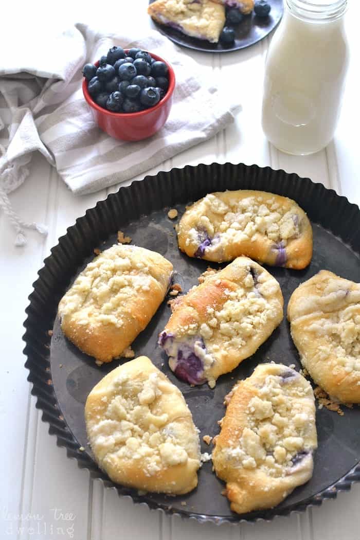  These Blueberry Cheesecake Crescent Rolls are stuffed with a sweet cheesecake filling and bursting with fresh blueberries. Add a buttery streusel topping for an extra special breakfast treat!