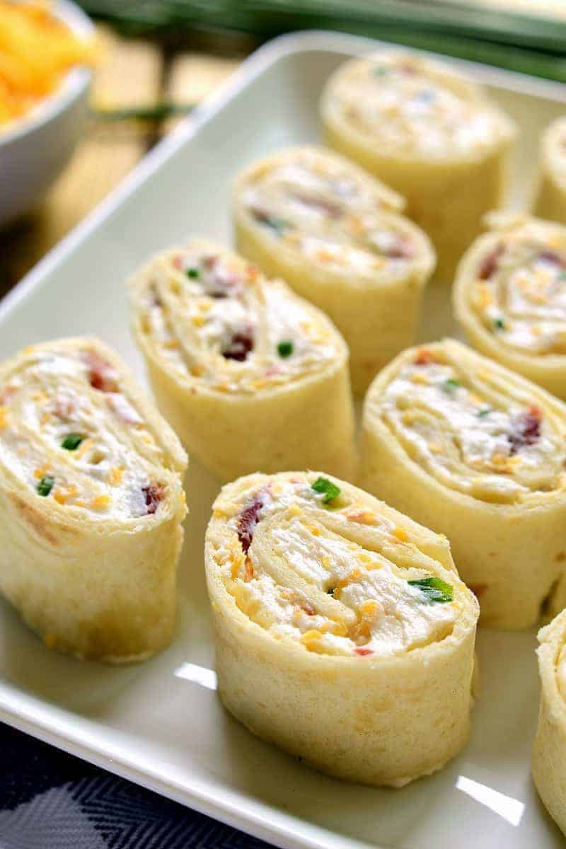 Estes Bacon Cheddar Ranch Pinwheels são a comida perfeita para festas! Carregados com bacon, queijo cheddar, e sabor de rancho cremoso, com certeza se tornarão os novos favoritos de todos!'re sure to become everyone's new favorite!