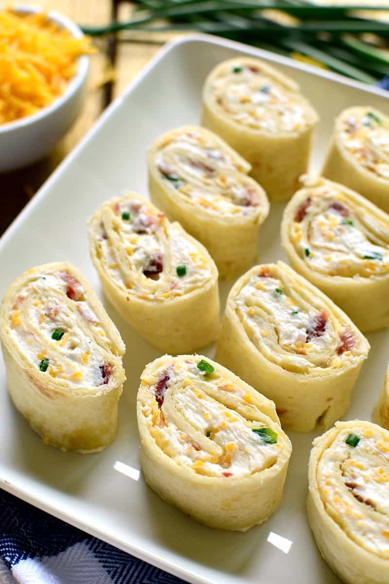 De Bacon Cheddar Ranch Pinwheels zijn het perfecte feestmaal! Beladen met spek, cheddarkaas en romige ranch smaak, zullen ze zeker ieders nieuwe favoriet worden!'re sure to become everyone's new favorite!