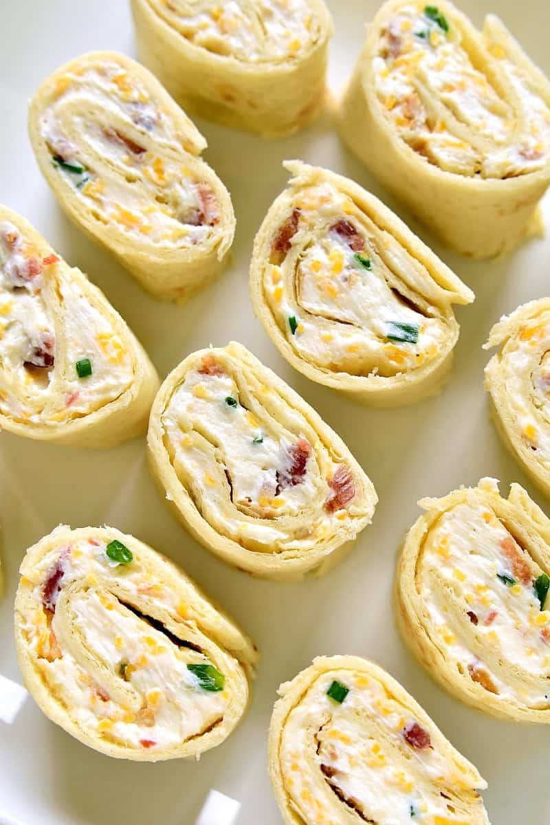 Diese Bacon-Cheddar-Ranch-Pinwheels sind das perfekte Partyessen! Vollgepackt mit Bacon, Cheddar-Käse und cremigem Ranch-Geschmack, werden sie sicher zu jedermanns neuem Lieblingsessen!'re sure to become everyone's new favorite!