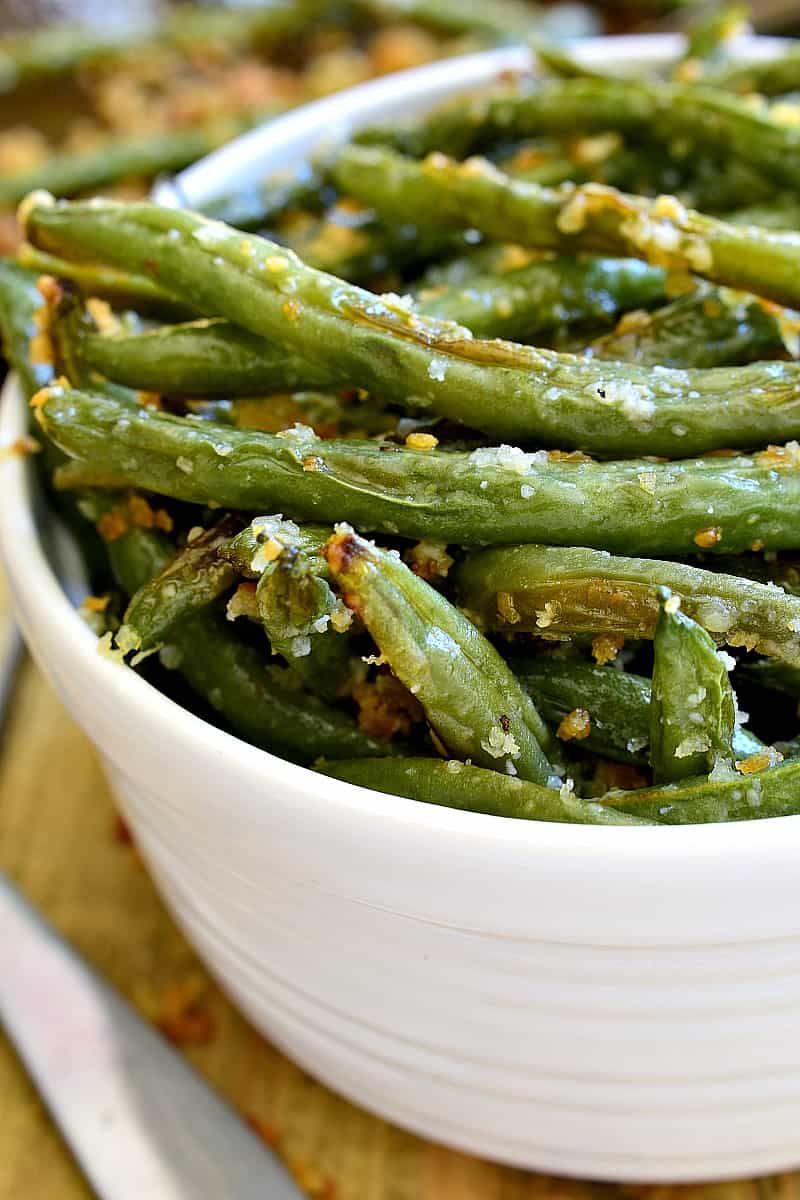 Side view of green beans in bowl