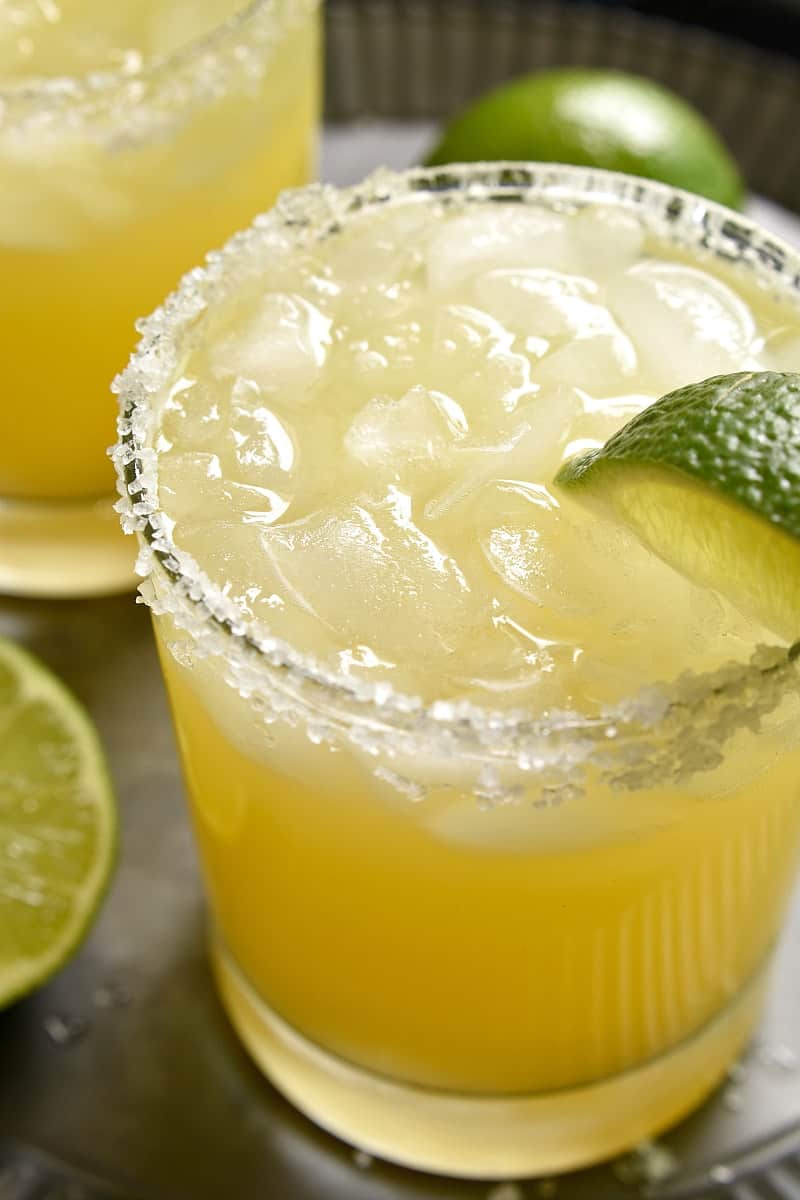  Disse Ananas Margaritas er en deilig søt, forfriskende vri på originalen! Laget med bare 4 enkle ingredienser og perfekt for happy hour, helger,og hele sommeren!